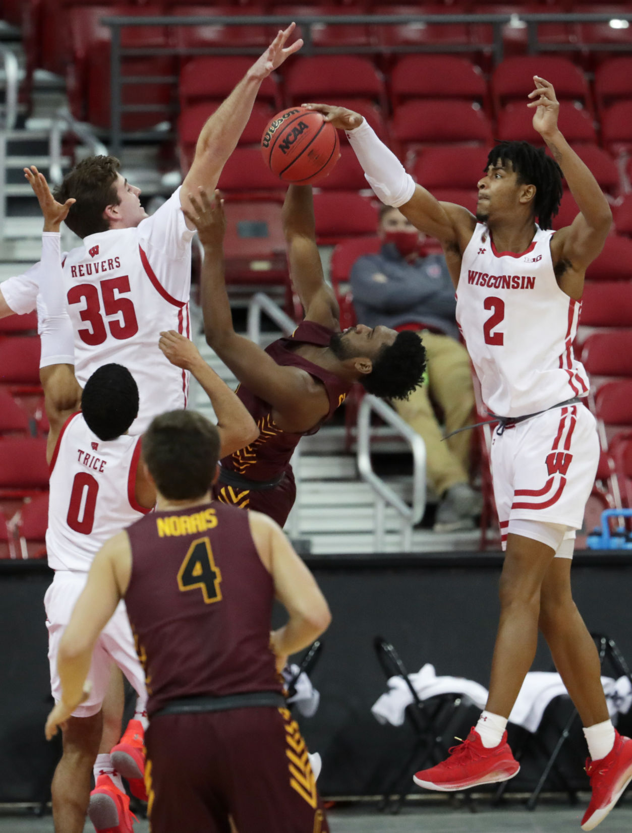 UW 77, Loyola Chicago 63